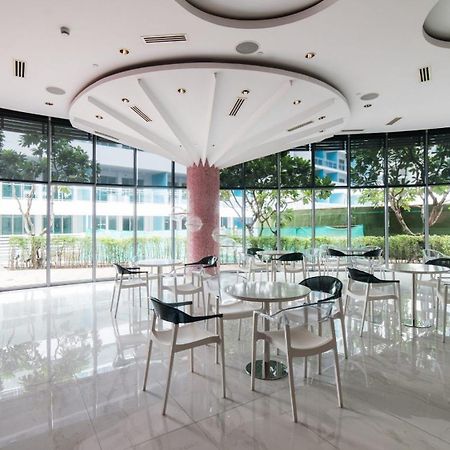 Azure Urban Resort Staycation Manila Zewnętrze zdjęcie